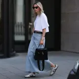 Stylowa spódnica jeansowa maxi, biały crop top i sneakersy – idealne spódnica jeansowa stylizacje do pracy.