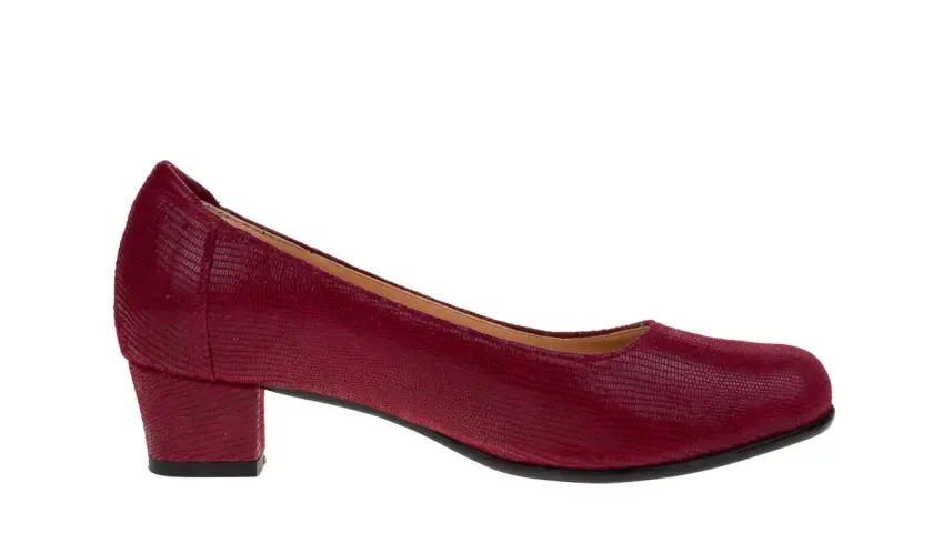 Eleganckie, bordowe **andypola buty damskie** z fakturą skóry węża na niskim obcasie.