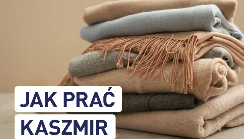 Stos miękkich, kaszmirowych szalików w pastelowych kolorach. Napis "Jak prać kaszmir" sugeruje delikatne metody pielęgnacji.